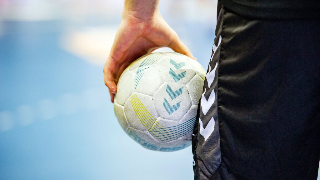 Symbolbild: Ein Mann hät ein Handball in der Hand
