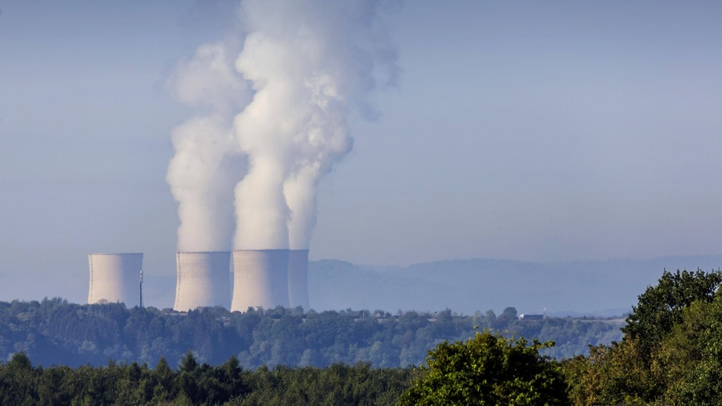 Die Kühltürme des Atomkraftwerks Cattenom aus der Ferne