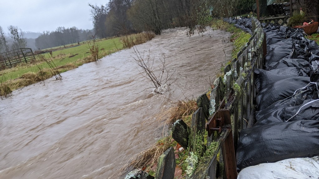 Sandsäcke zum Hochwasserschutz in Primstal