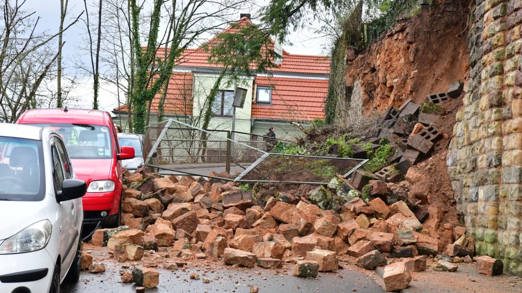 Hangrutsch und eine zusammengestürzte Stützmauer in Saarbrücken-St. Arnual