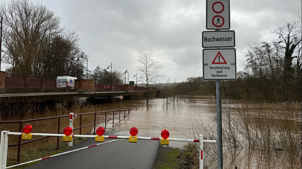 Ein Hochwasserschild und eine Absperrbarke in Blieskastel