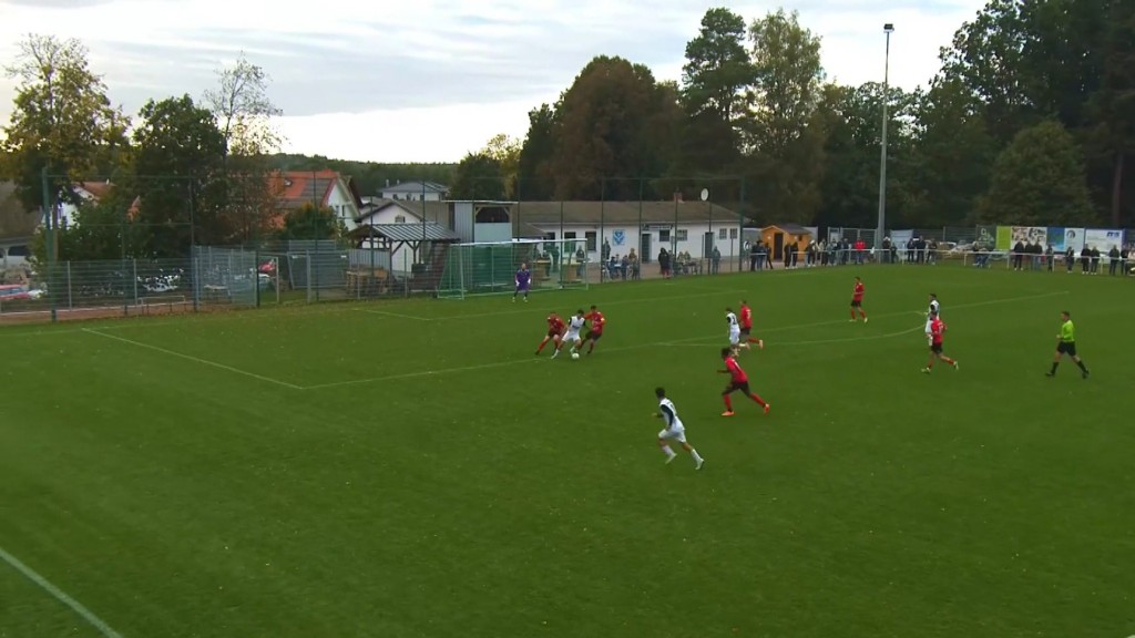 Foto: Gibriel Darkaoui läuft mit anderen Spielern seiner Mannschaft, der U21 der SV Elveryberg, und der gegnerischen Mannschaft über das Fußballfeld.