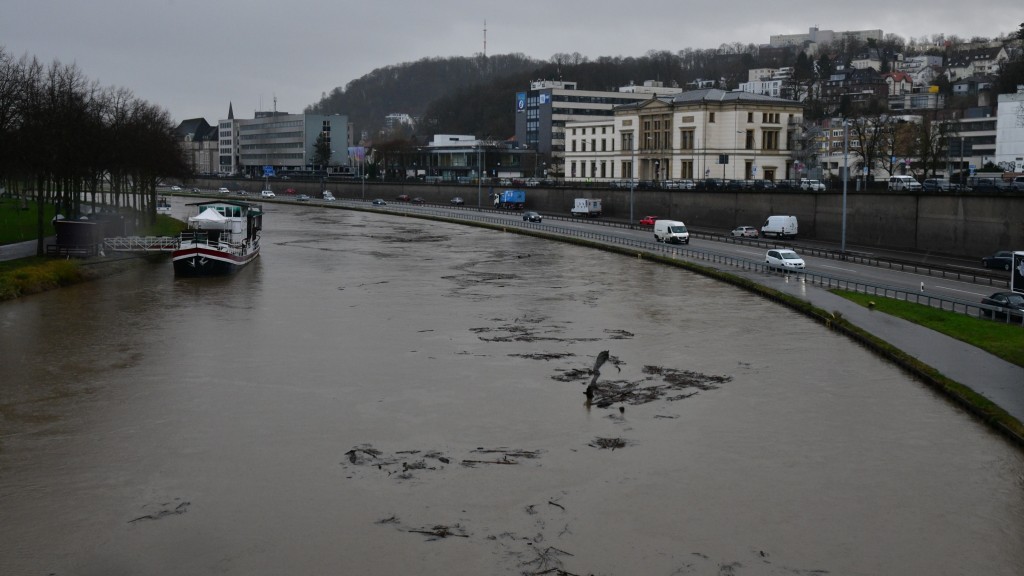 Foto: Die Hochwasserlage der Saar in Saarbrücken an der Stadtautobahn.