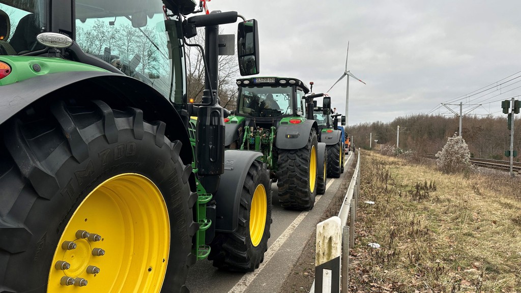 Traktoren auf dem Weg zur Sternfahrt