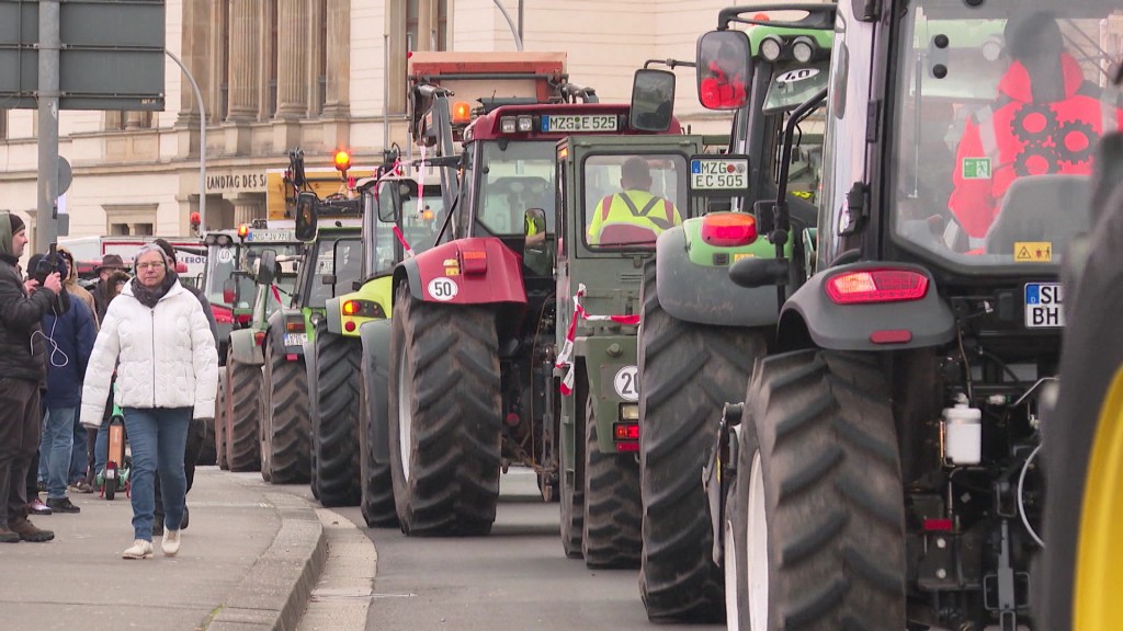 Foto: Mehrere Traktoren blockieren die Straße vor dem saarländischen Landtag