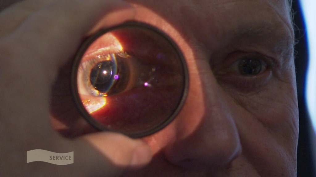 Foto: Untersuchung des Auges beim Arzt
