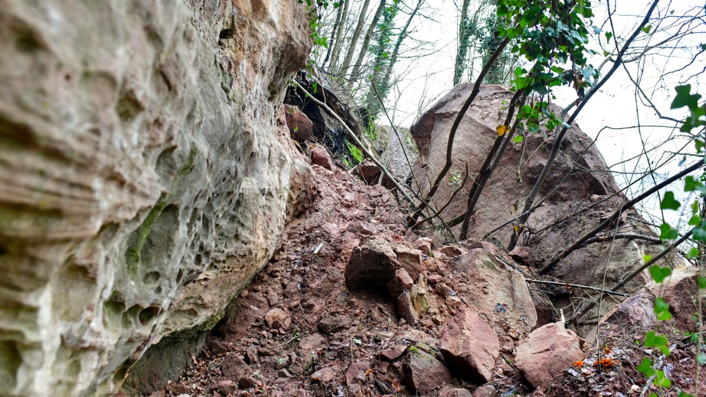 Im unteren Felsenweg in Saarbrücken hat sich ein Teil der Felswand gelöst