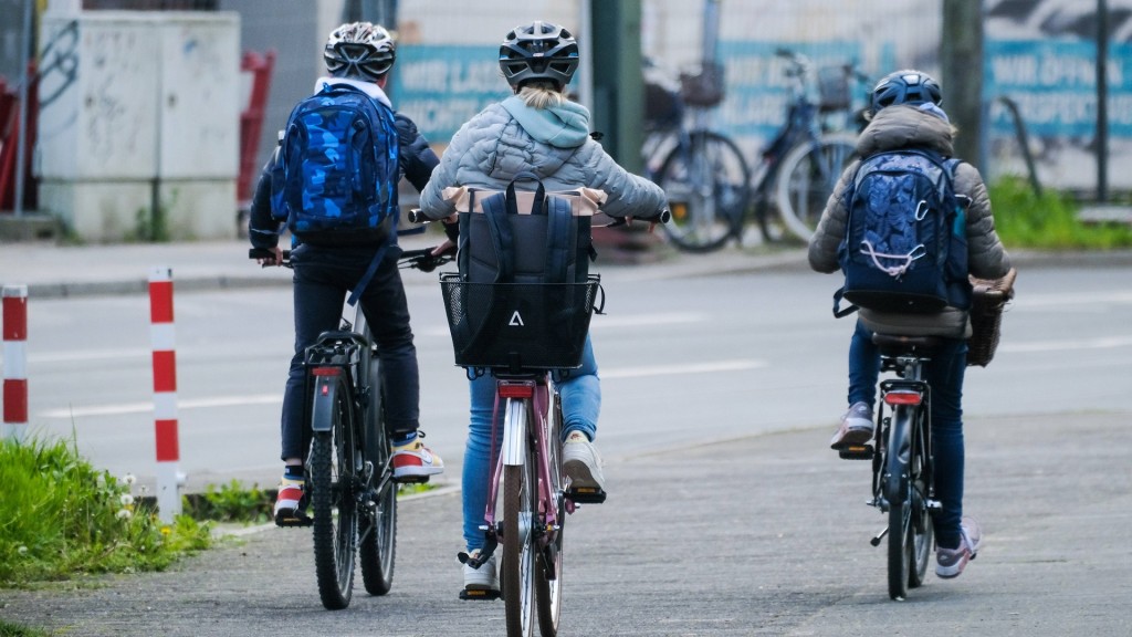 Schüler mit dem Fahrrad auf dem Weg zur Schule