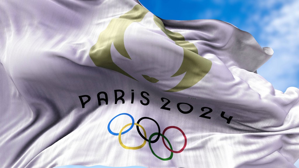 Flagge der Olympischen Spiele Paris 2024 weht im Wind