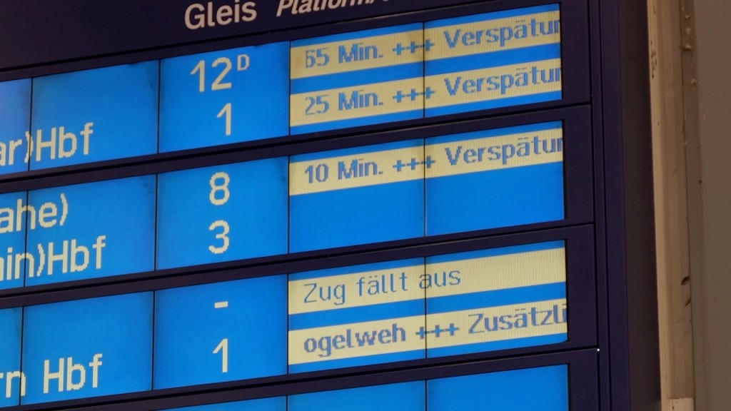 Foto: Anzeigetafel im Hauptbahnhof Saarbrücken am Tag des Streiks der Lokführer