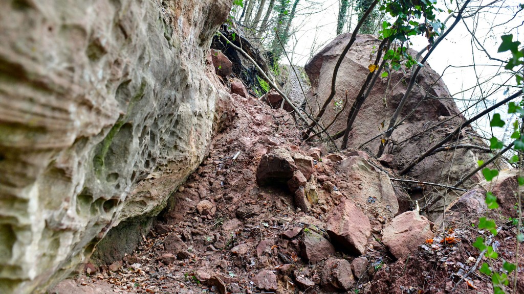 Foto: Im unteren Felsenweg in Saarbrücken hat sich ein Teil der Felswand gelöst