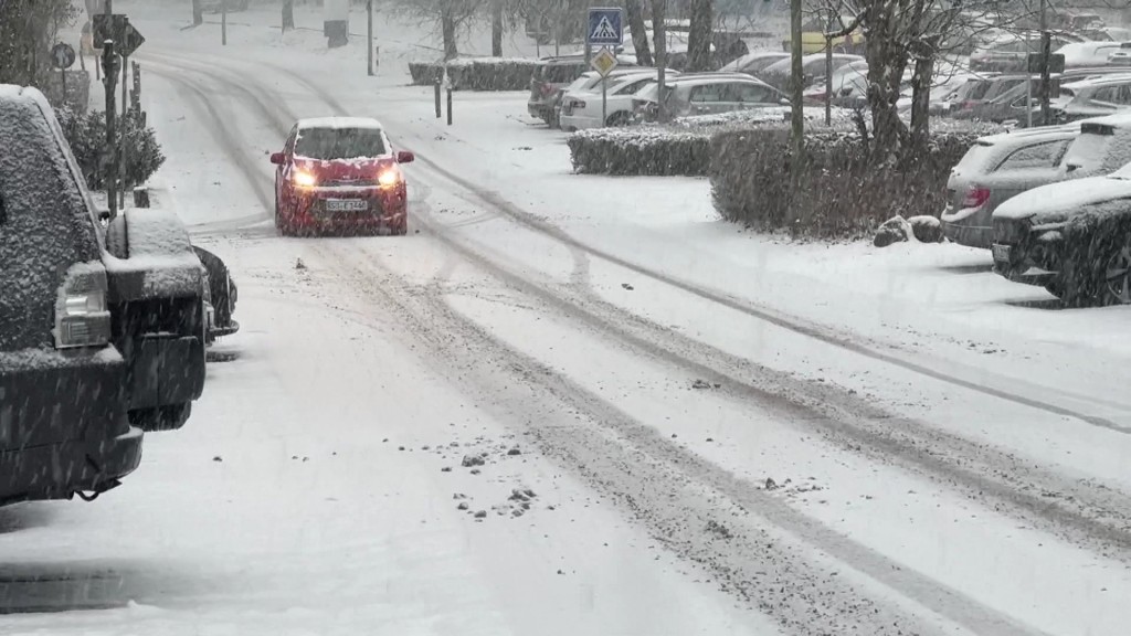 Foto: Ein Auto auf einer verschneiten Fahrbahn