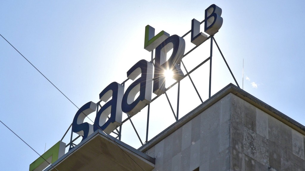 Das Logo der saarländischen Landesbank (SaarLB) auf dem Gebäude