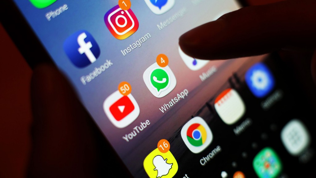 Blick auf ein Smartphone mit den verschiedenen Social Media Apps