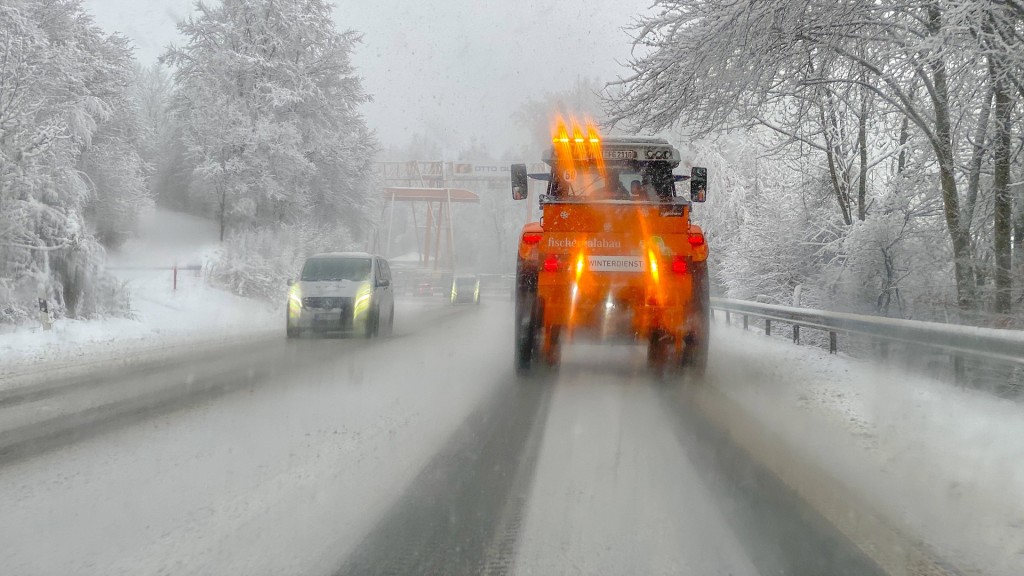 Ein Räumfahrzeug fährt auf einer verschneiten Landstraße