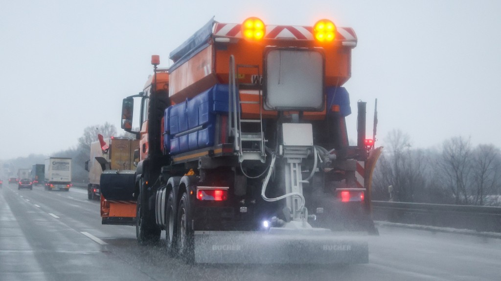 Streufahrzeug auf der Autobahn