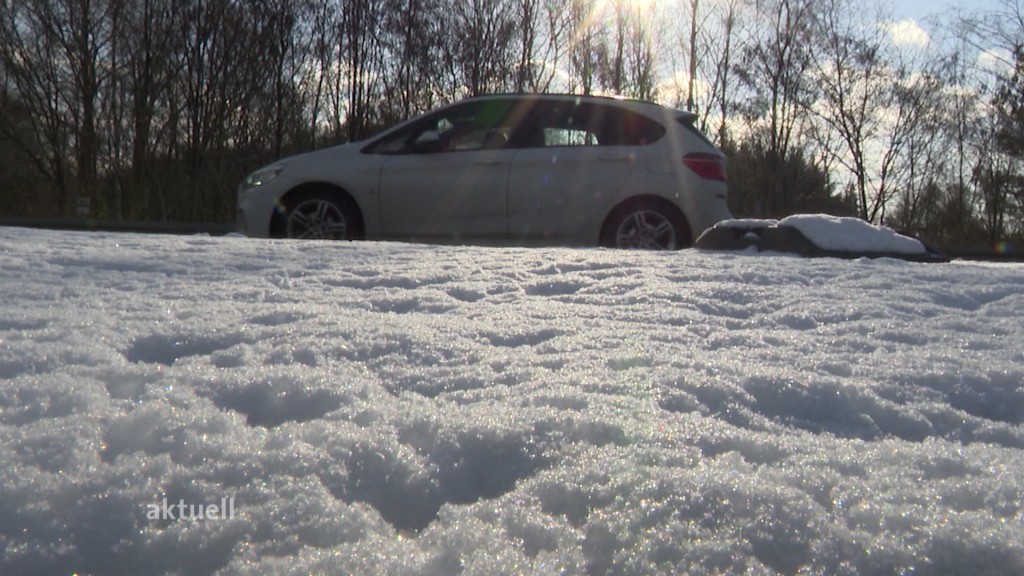 Foto: Ein Auto vor einem beschneiten Feld