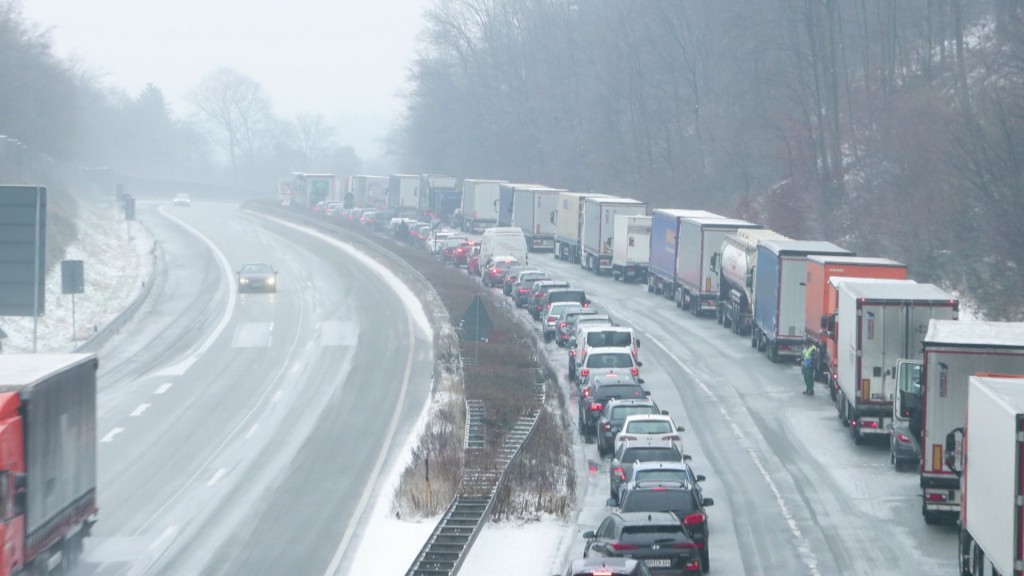 Foto: Stau auf der Autobahn bei glatten Straßen