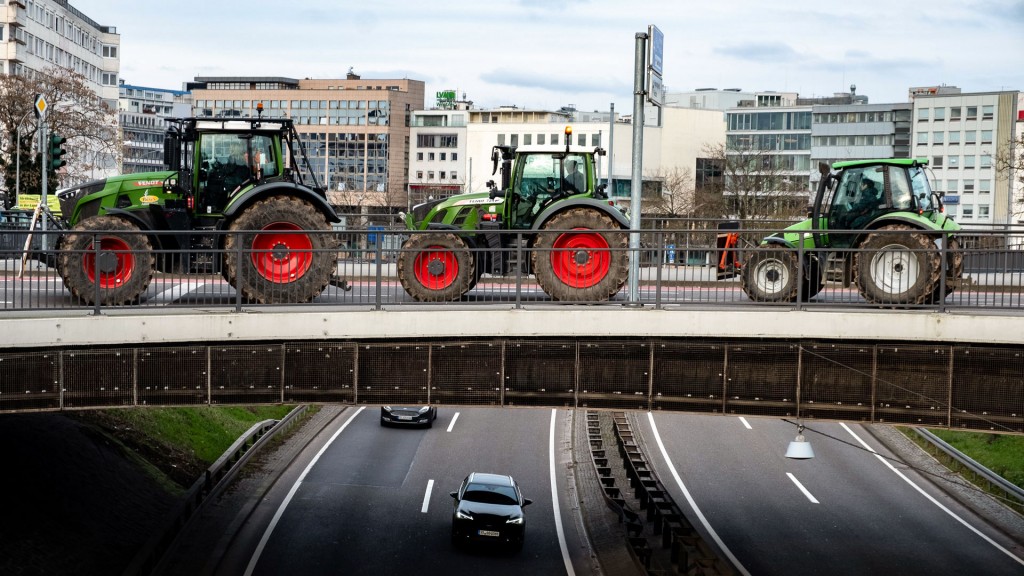 Traktoren auf der Wilhelm-Heinrich-Brücke