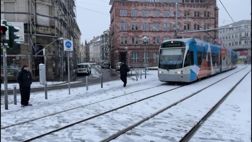Foto: Saarbahn fährt durchs verschneite Saarbürcken