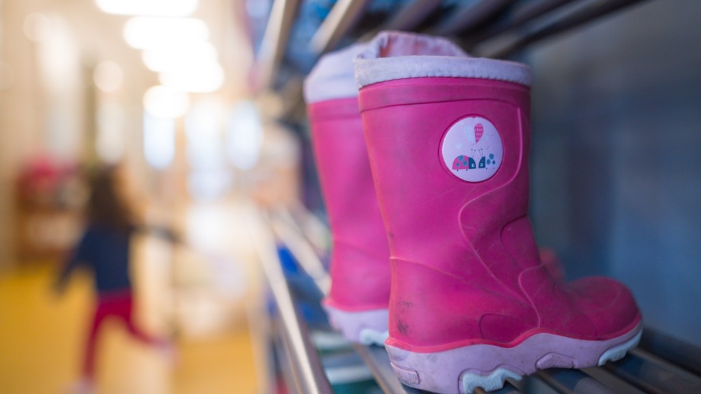 Gummistiefel stehen in einer Kindertagesstätte.