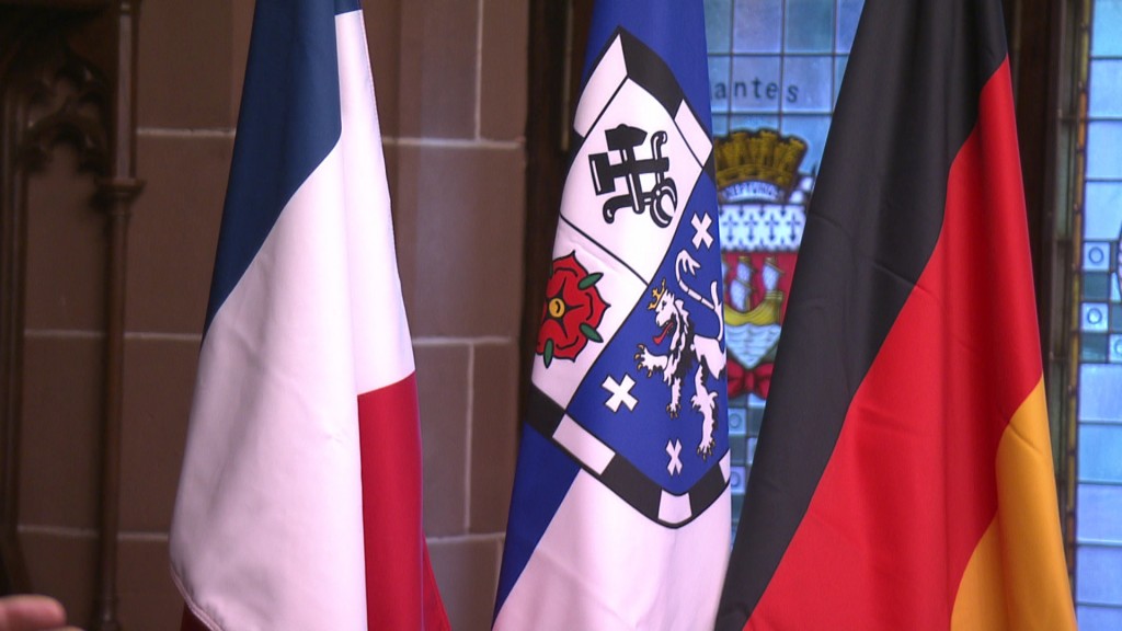 Foto: Eine französiche, saarländische und deutschte Flagge