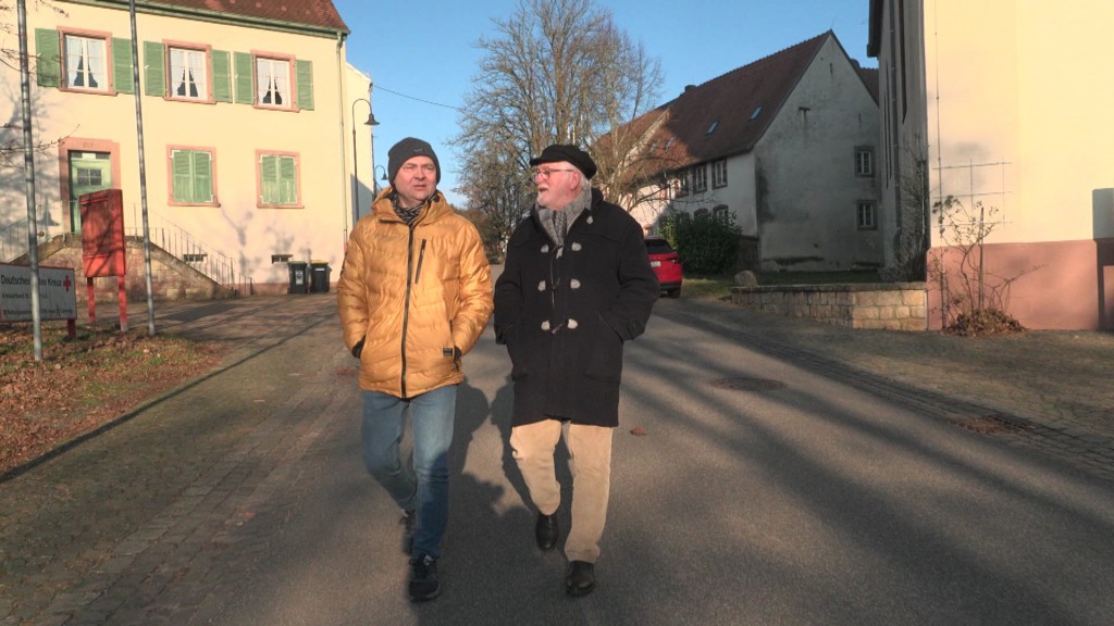 Foto: Zwei Männer auf einem Spaziergang