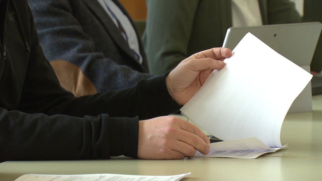 Foto: Eine Person hält ein Papier in der Hand