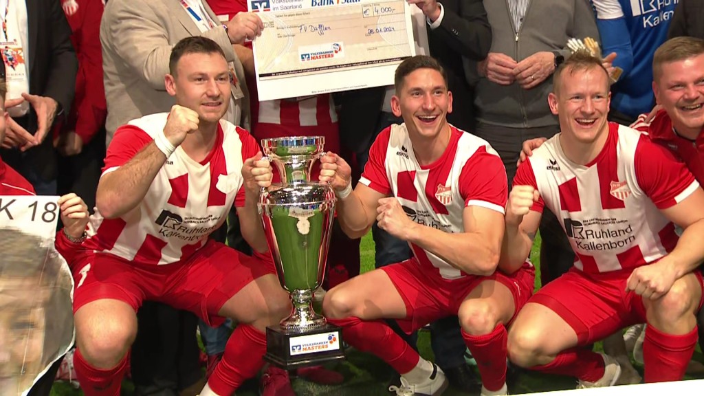 Foto: Spieler des FV Diefflen halten Pokal des Hallenmasters in den Händen