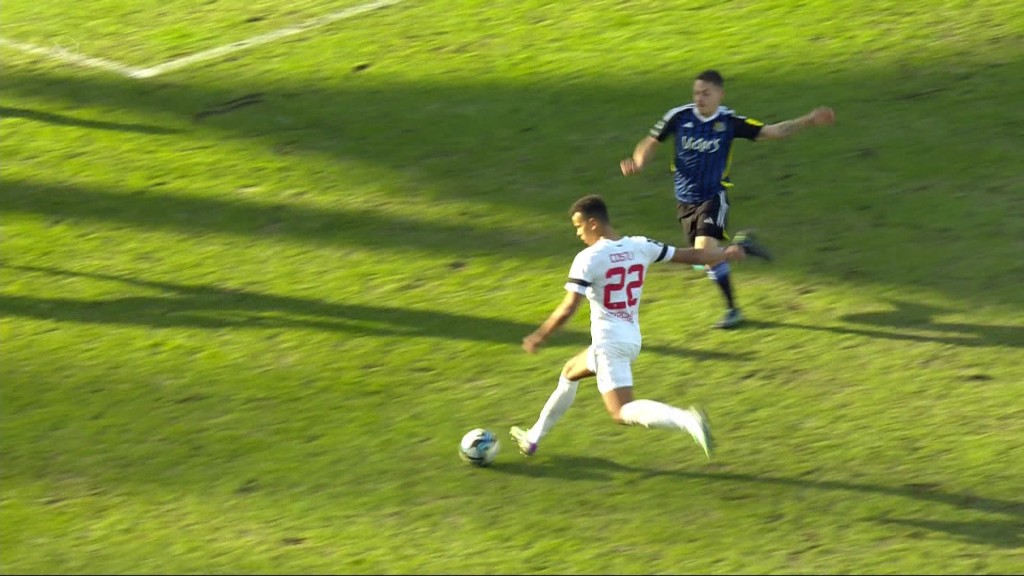 Foto: Marcel Costly (Ingolstadt) schießt aufs Tor