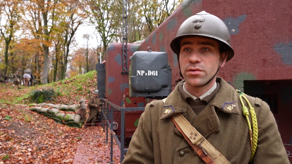 Foto: Als Soldat verkleideter Mann vor Bunker