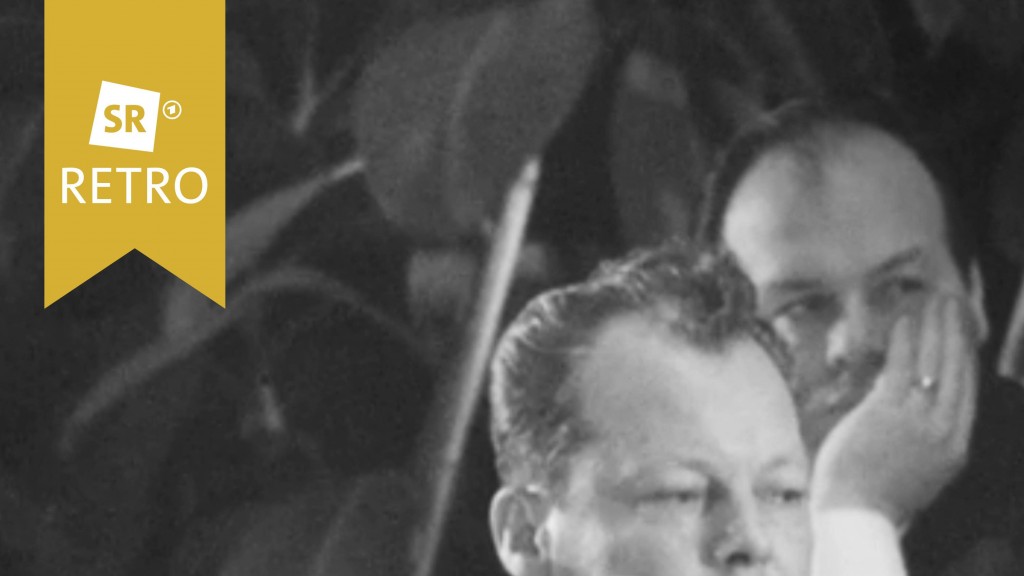 Willy Brandt vor Mikrofonen