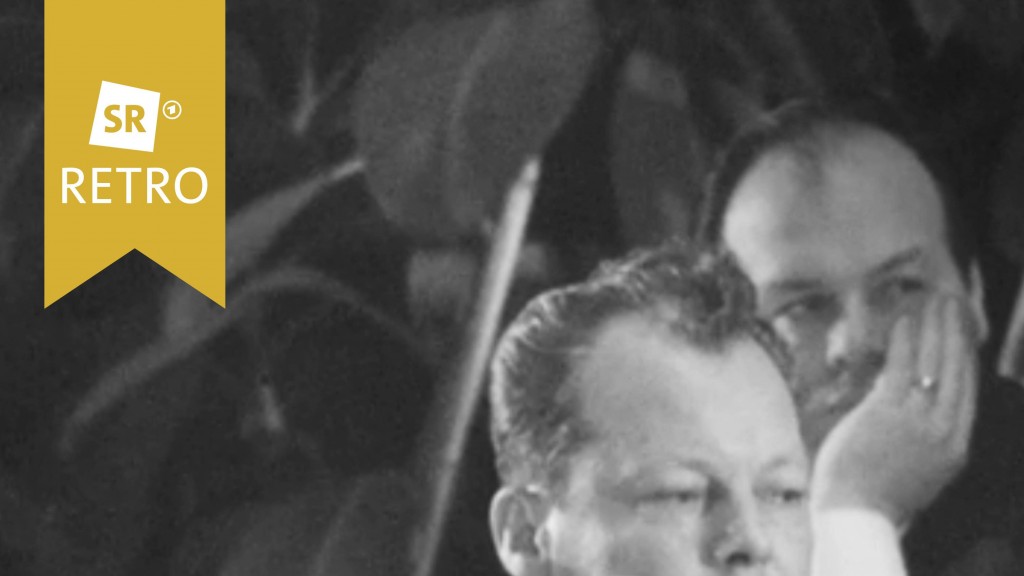 Willy Brandt vor Mikrofonen