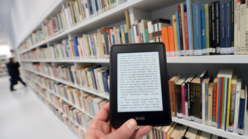 Ein Kindle-E-Book-Reader vor dem Regal einer Bibliothek