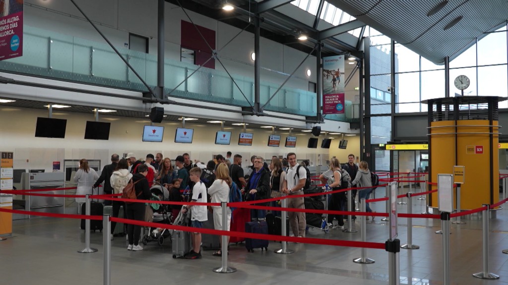 Foto: Wartende Menschen im Flughafen von Saarbrücken