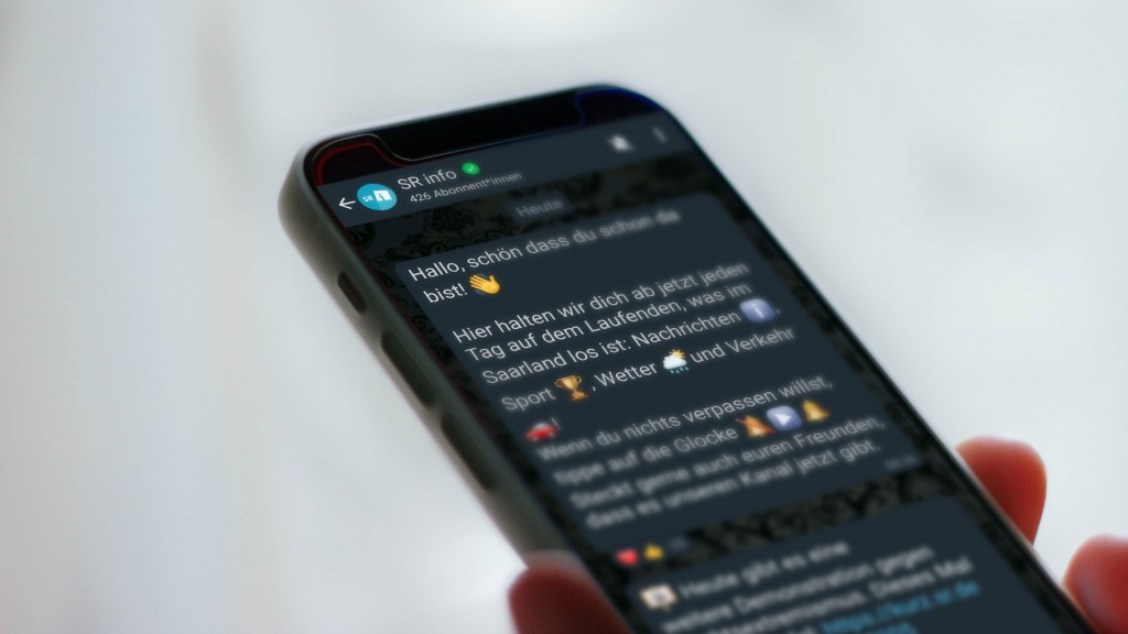 Der SR info-WhatsApp-Channel auf einem Smartphone