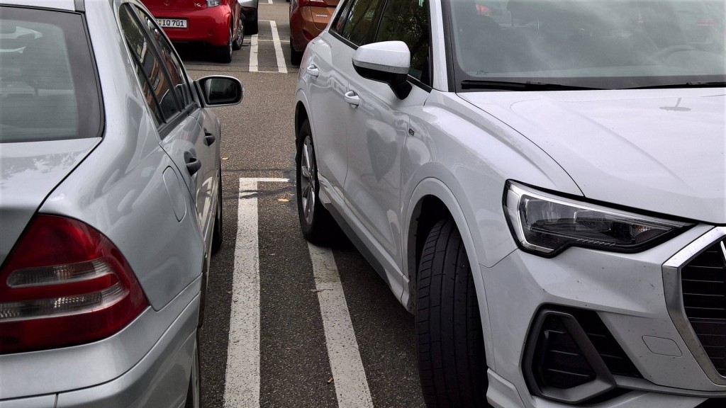 SUV auf einem Parkplatz