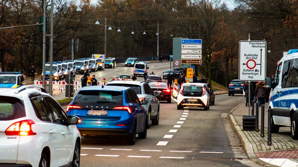 Polizeiabsperrung der Camphauser Straße zum Ludwigsparkstadion