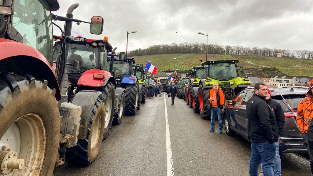 Landwirte mit ihren Traktoren beim Demonstrationszug in Schengen