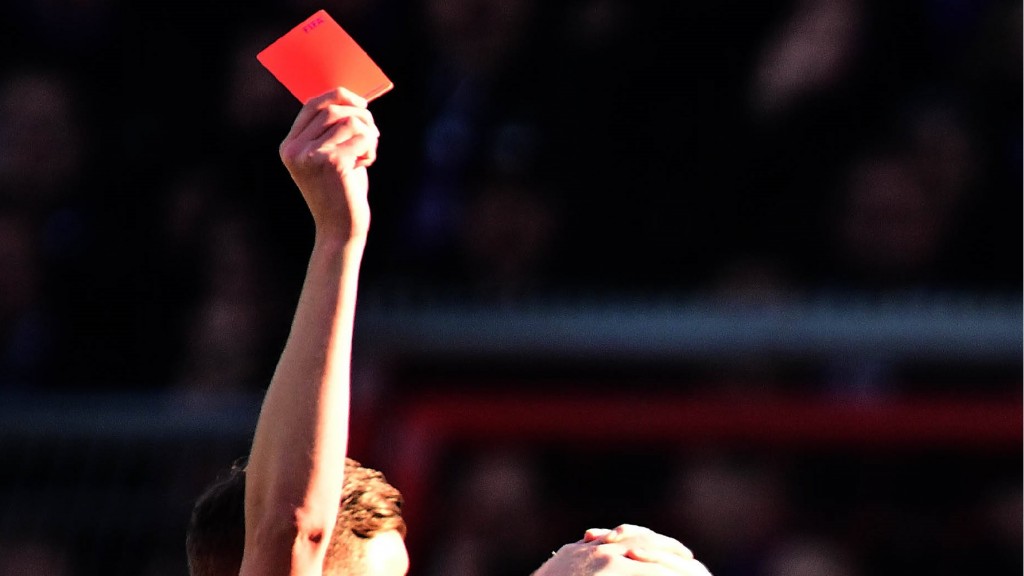 Ein Schiedsrichter zeigt die rote Karte