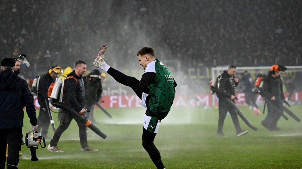 Moritz Nicolas (Borussia Mönchengladbach) beim Aufwärmen im Ludwigspark