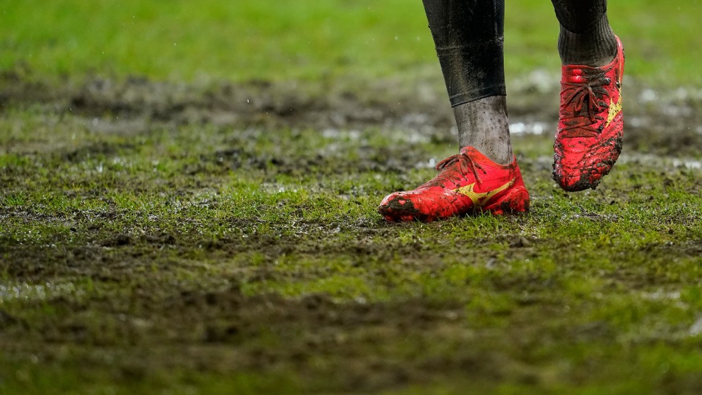 Ein Spieler steht auf dem völlig durchnässten Rasen des Ludwigsparks.