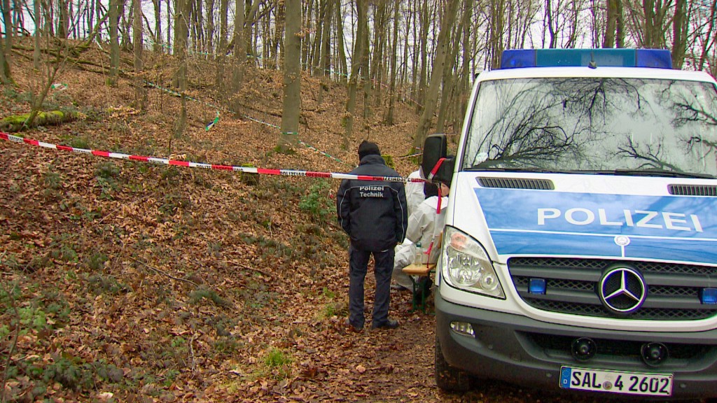 Foto: Polizisten bei der Spurensicherung im Wald