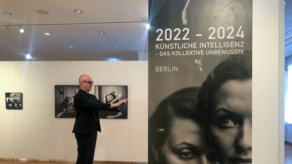 Boris Eldagsen fotografiert in seiner Ausstellung im Forum Alte Post in Pirmasens