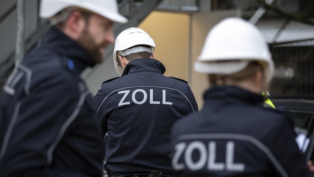 Foto: Zollbeamte bei Kontrolle