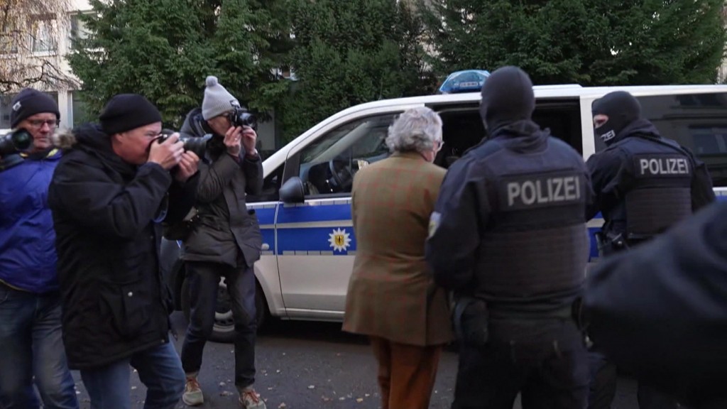 Foto: Mann wird von Polizisten abgeführt