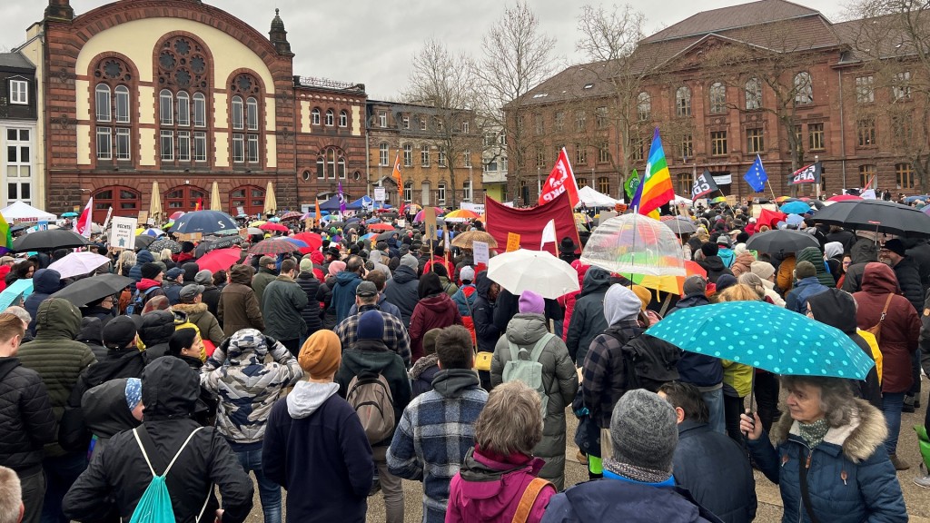 Foto: Rund 5000 Demonstranten auf dem Landwehrplatz in Saarbrücken