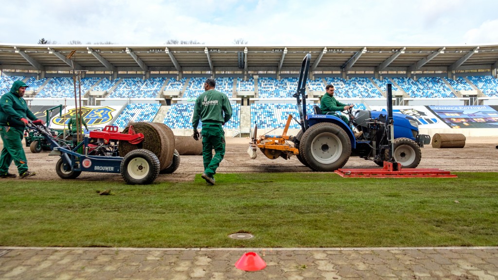 Der neue Rasen im Ludwigspark-Stadion wird verlegt