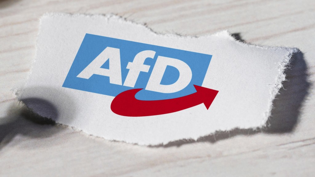 Papierschnipsel mit dem Logo der AfD liegt auf dem Tisch