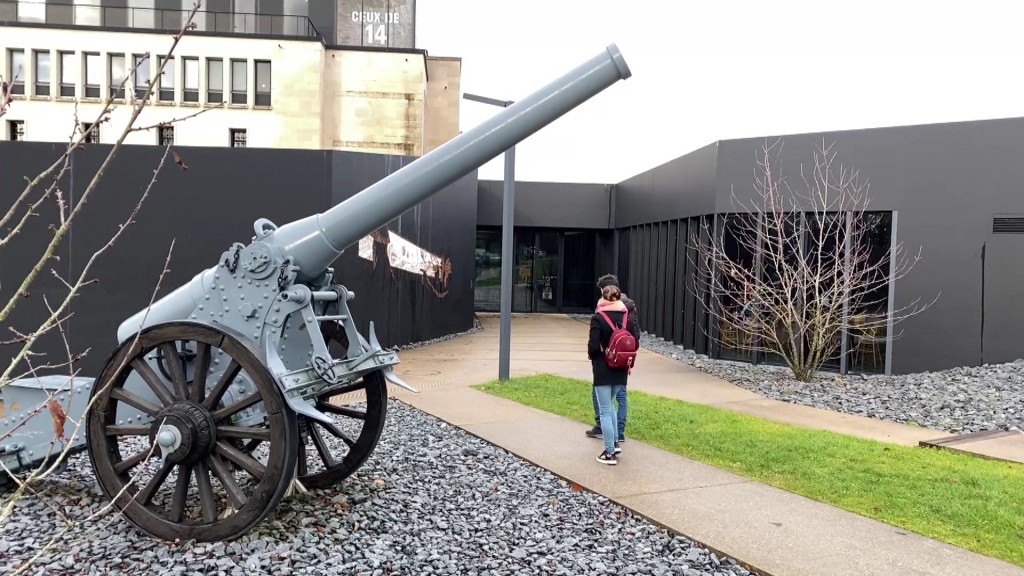 Foto: Kanone vor dem Museum Memorial Verdun 